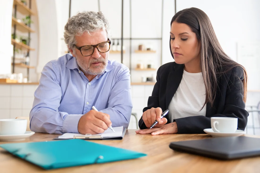Colaboradores do Grupo Unicad em conversa de acompanhamento